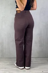 Pantalón jean de tiro alto color chocolate, corte wide leg con costuras diagonales en la rodilla y bolsillos delanteros y traseros.