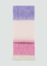 Bufanda rectangular multicolor con flecos en los extremos, confeccionada en tejido mezcla de poliéster y lana.