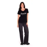 Remera blanca de mujer, con cuello en V y logo de Caterpillar estampado en el pecho.