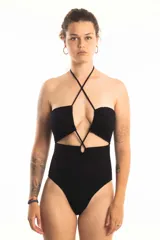 Malla enteriza negra con escote en V y breteles regulables.