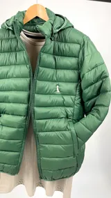 Campera puffer verde Benetton de nylon con capucha y logo de la marca en color arena.