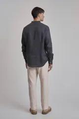 Camisa marrón de lino con cuello mao y mangas largas.