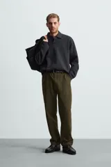 Polo manga larga negro de algodón con elasticidad y estructura. Cuello solapa con cierre frontal de botonadura y acabados con rib.