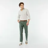 Camisa de manga larga color beige con rayas verticales grises.