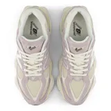 Championes New Balance modelo 9060, color lila pálido con detalles en crema y blanco. Presentan una silueta chunky con superposiciones de gamuza texturizada y malla.