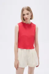 Musculosa negra con textura arrugada, cuello redondo y corte ajustado.