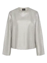 Sweater de punto color plateado, con cuello redondo y mangas largas.
