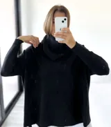 Sweater negro de tejido de punto acanalado, con cuello alto caído y corte mega oversize.