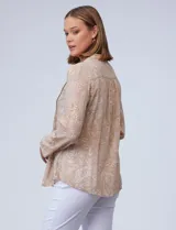 Camisa de gasa estampada con cuello a la base, escote en V, y apertura central con botones, presenta detalle plisado en la delantera.
