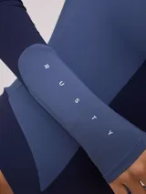 Malla entera manga larga con cierre frontal, combinada en negro y gris.