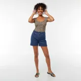 Body ajustado de manga corta con estampado animal.