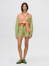 Short boxy de viscosa con estampado de flores, pretina combinada y cordón ajustable. Diseñado en Uruguay.