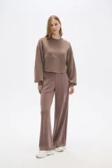 Pantalón de poliéster color marrón, de corte recto y tiro alto con pinzas frontales.