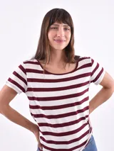 Remera de algodón a rayas horizontales blancas y negras, de corte recto y mangas cortas.