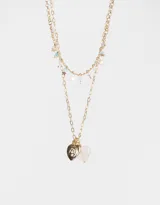Collar corto dorado con doble cadena, una con dijes de estrellas y otra con dijes de corazón dorado y piedra rosa.