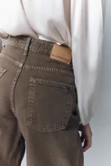 Pantalón jean marrón de corte oxford, tiro alto y denim rígido.