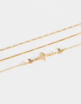 Set de tres pulseras doradas para mujer. Una pulsera es de cadena fina, otra con cuentas pequeñas y la tercera con dijes de mariposas.