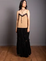 Pollera larga de encaje negro con volados y volumen en el bajo.