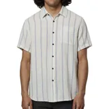 Camisa de manga corta con rayas verticales celestes sobre fondo blanco, cuello clásico y bolsillo de parche en el pecho.