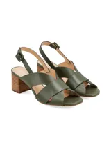 Sandalia color crema de cuero, con tiras cruzadas en el empeine, hebilla de ajuste y taco cuadrado forrado en madera.