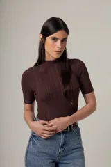 Remera marrón de tejido de punto acanalado, con cuello alto y mangas cortas.