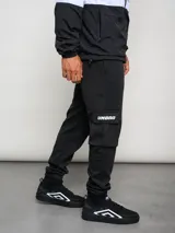 Pantalón de jogging gris con bolsillos cargo laterales y logo de la marca bordado en la pierna.