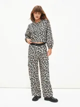 Camisa con estampado animal print de leopardo en tonos marrón, negro y blanco.