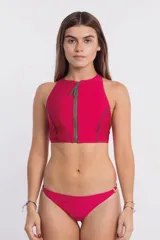 Top de bikini color fucsia, con cuello alto, cierre frontal con cremallera y espalda deportiva.