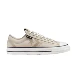 Championes urbanos de caña baja, color beige, con logo de estrella y galón en marrón.