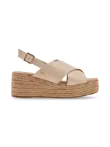 Sandalia con plataforma de yute y tiras cruzadas en cuero color beige.
