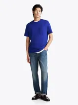 Remera azul de algodón con cuello redondo y bolsillo de parche en el pecho con logo bordado. Corte regular.
