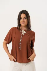 Blusa marrón de mangas cortas con cuello redondo y corte holgado.