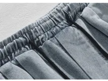 Pantalón de jean negro con efecto lavado, estilo cargo y corte muy holgado (baggy). Posee cintura elástica ajustable y bolsillos cargo laterales.