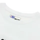 Remera blanca de algodón con cuello redondo y logo de la NBA estampado en el pecho.