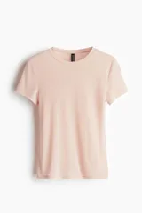 Remera entallada corta de punto liso color rosa pálido.