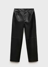 Pantalón largo de tiro alto con efecto piel color negro, corte recto y diseño crop. Cuenta con cierre de cremallera y botón, trabillas, cinco bolsillos y detalle de costuras.