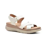 Sandalias de plataforma color blanco con tiras anchas cruzadas en el empeine y tira con hebilla ajustable en el tobillo. Suela de goma color beige con diseño acanalado. Marca Korium, modelo Molly.