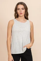 Musculosa básica de algodón color gris claro, con cuello redondo y sisas amplias.