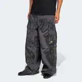 Pantalón cargo Adidas Originals color gris con estampado abstracto en negro. Diseño holgado con bolsillos laterales con solapa, logo bordado en verde neón y tres tiras laterales. Se convierte en short gracias a cierres a la altura de la rodilla.