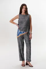 Pantalón de vestir azul con corte recto y bolsillos laterales.