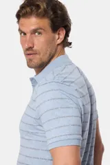 Remera polo celeste con rayado multicolor y logo bordado en el pecho.