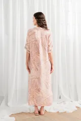 Vestido camisero largo color ocre, de lino, con cuello camisero, abotonado al frente y mangas 3/4 con trabilla.