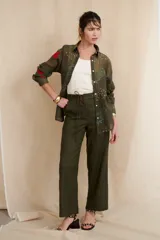 Camisa beige con estampado de motivos marinos en tonos azules y verdes. De corte recto, con cuello mao y mangas 3/4.