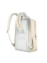 Mochila de diseño cuadrado, color beige claro, con múltiples compartimentos frontales con cierre y correas acolchadas para los hombros.