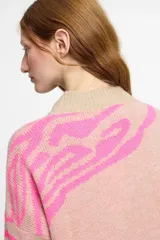 Sweater tejido en jersey con diseño de cebra en tonos beige y rosa.