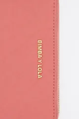 Billetera marrón de nylon con logo metálico de la marca Bimba y Lola. Tiene estructura blanda, acabados metálicos y cierre con cremallera.