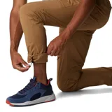 Pantalón de senderismo color caqui, repelente al agua y resistente a las manchas, con tejido elástico en dos direcciones. Cuenta con cinturón integrado removible, bolsillos laterales, bolsillo de seguridad con cremallera, bolsillo cargo, pernera con ceñidor en el dobladillo, bolsillos traseros, trabilla multiuso para el cinturón y malla de ventilación en la parte posterior de las rodillas.