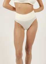 Bombacha modeladora de tiro alto color blanco, compuesta por microfibra de poliamida sin costuras, con faja de lycra en la cintura y forro 100% algodón.