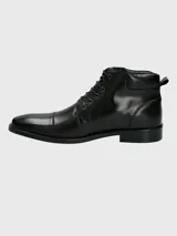 Bota de vestir de cuero negro con cordones, caña media, punta redondeada y suela de goma. Estilo clásico y elegante.