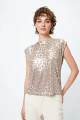 Top plateado con estampado animal print, sin mangas y cuello recto.